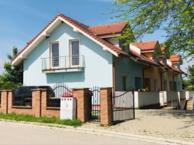 Ponuka pre developera, 4 rodinné domy s garážami, Dubovany - 3