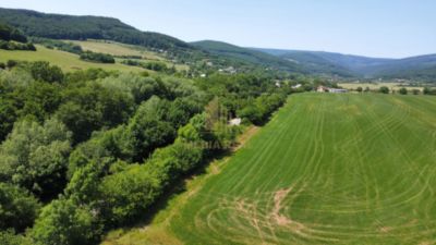 Na predaj pekný pozemok  3.700 m2, Bzince pod Javorinou