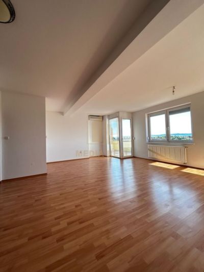 Priestranný 3-izbový terasový byt s garážou a parkovným státim pri mestskom parku, Piešťany - 6