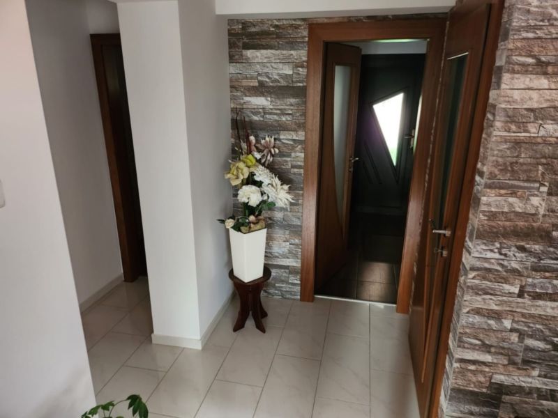 Rodinný dom so záhradou a garážou, kompletná rekonštrukcia, Podolie - 10