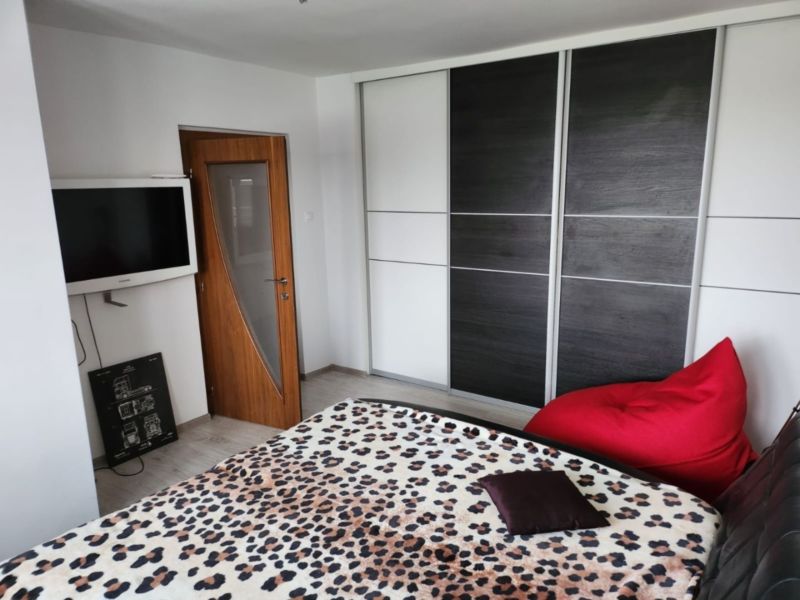 Rodinný dom so záhradou a garážou, kompletná rekonštrukcia, Podolie - 17