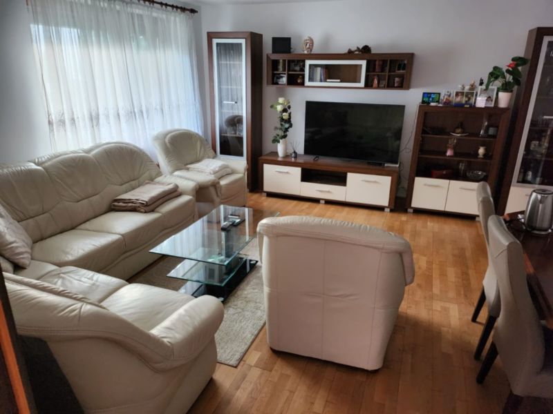 Rodinný dom so záhradou a garážou, kompletná rekonštrukcia, Podolie - 9