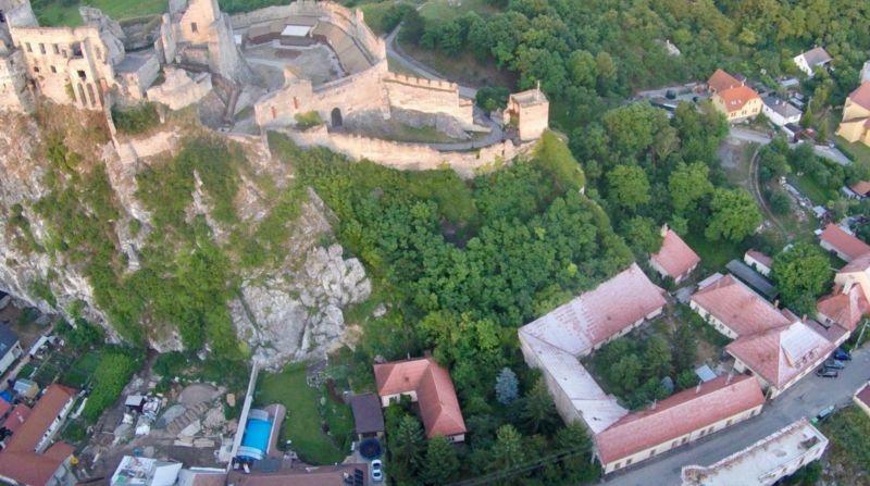 Budova s pozemkom v centre obce Beckov, okr. Nové Mesto nad Váhom - 7