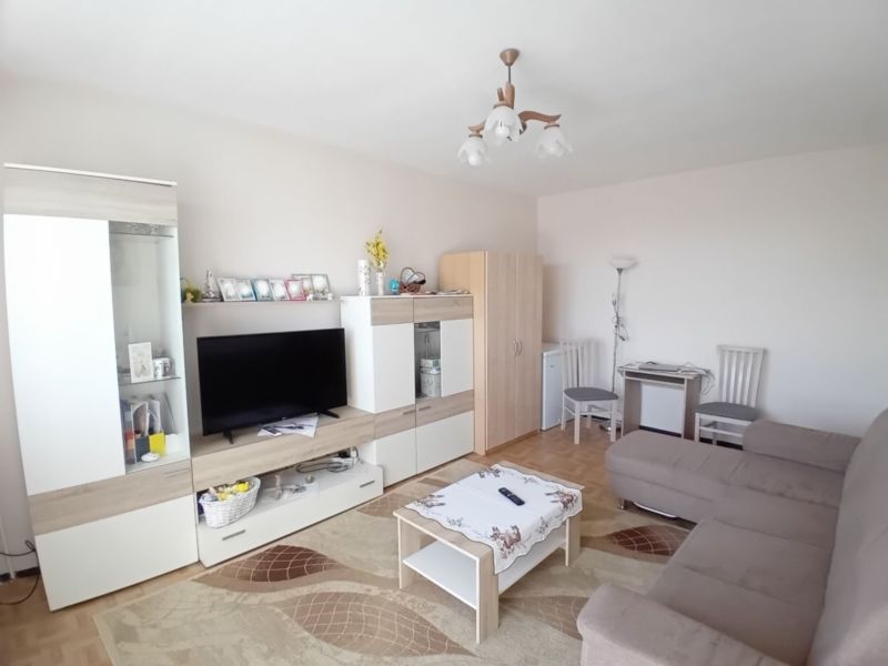 Predaj veľmi pekný, priestranný 3-izbový byt, 81m2 + balkón, Nové Mesto nad Váhom - 1