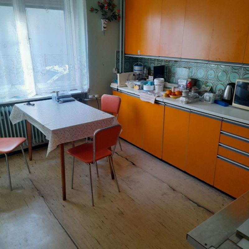 Rodinný dom vo vyhľadávanej lokalite so záhradou a garážou, Brezno - 8