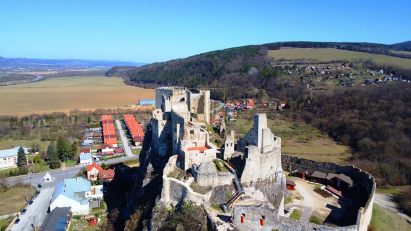 Objekt s pozemkom v centre obce Beckov, okr. Nové Mesto nad Váhom - 1