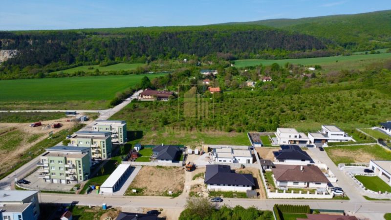 Stavebny pozemok pre RD 560 m2 Nové Mesto nad Váhom, - 1