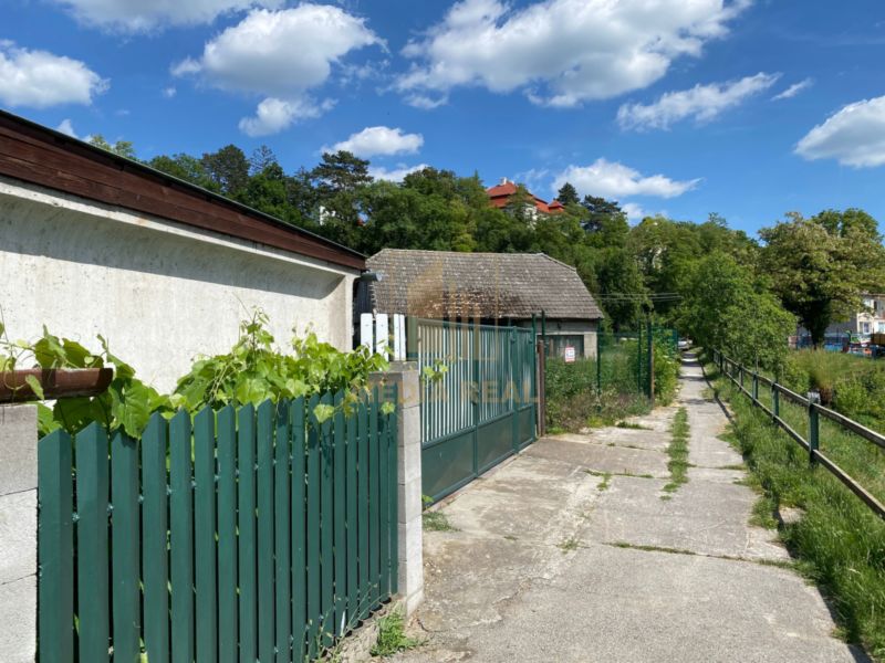 Stavebný pozemok s garážou v centre obce Lúka n.Váhom - 2