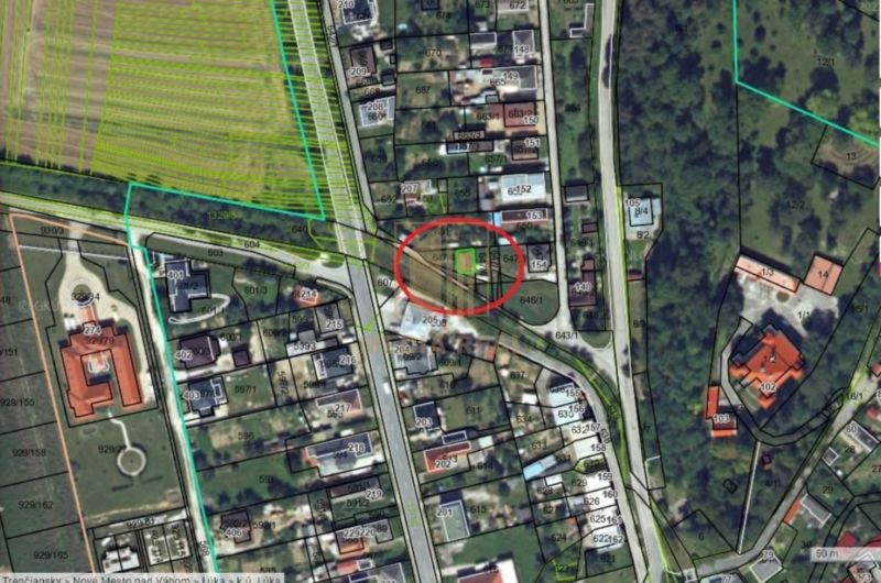 Stavebný pozemok s garážou v centre obce Lúka n.Váhom - 1