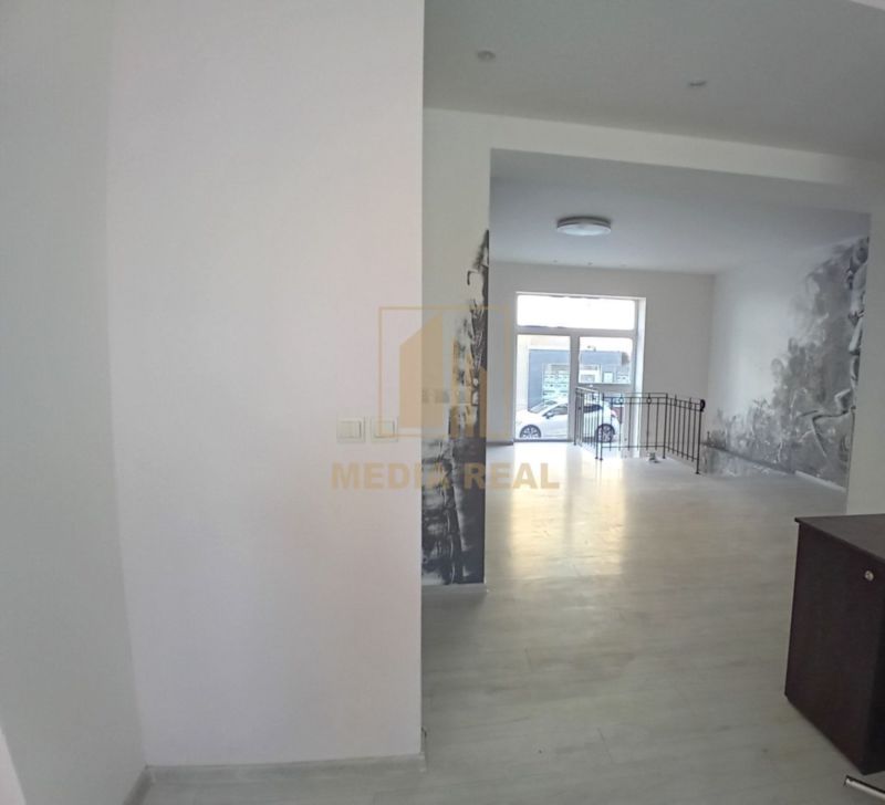 Prenájom šikovný obchodný priestor, 50m2, kúsok od centra Piešťan - 2