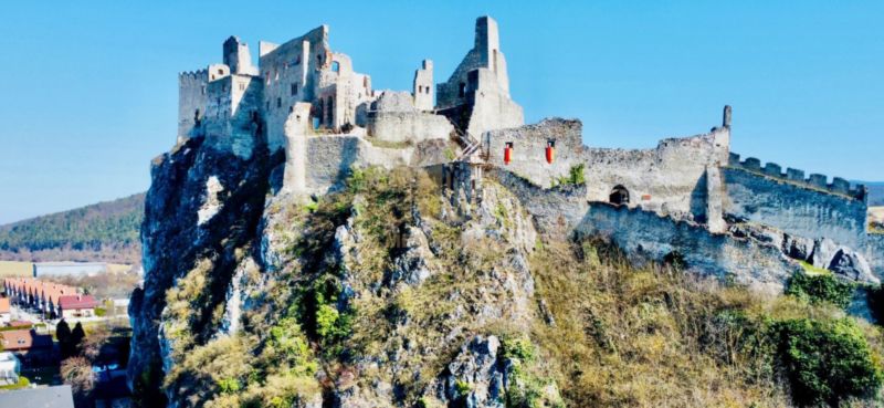 Budova s pozemkom v centre obce Beckov, okr. Nové Mesto nad Váhom - 5