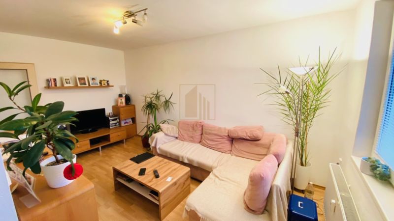 Pekný 3 izbový byt s garážou vo výbornej lokalite v Novom Meste nad Váhom - 1