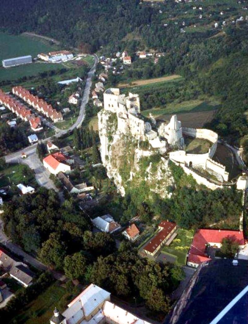 Budova s pozemkom v centre obce Beckov, okr. Nové Mesto nad Váhom - 6