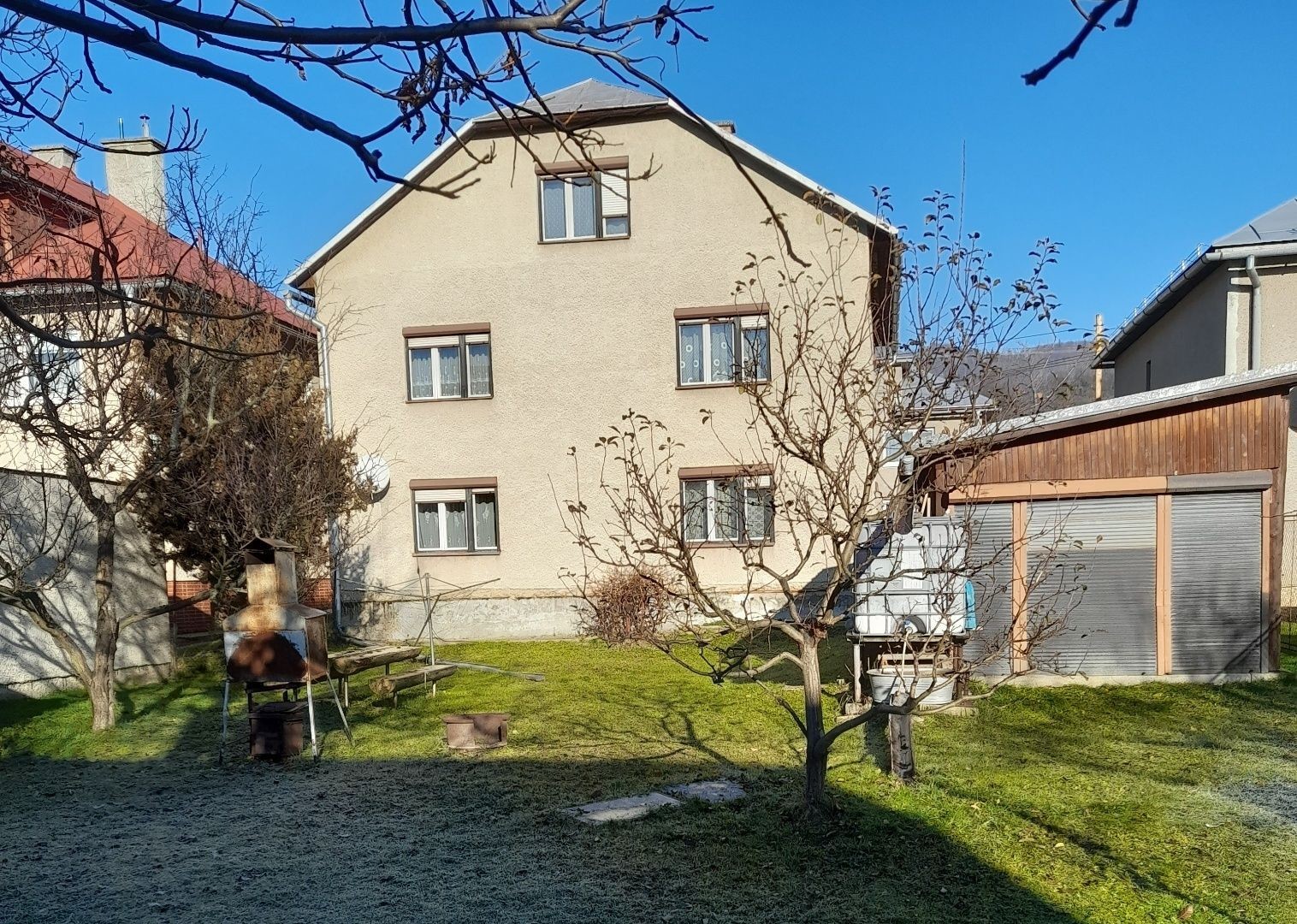 Rodinný dom vo vyhľadávanej lokalite so záhradou a garážou, Brezno
