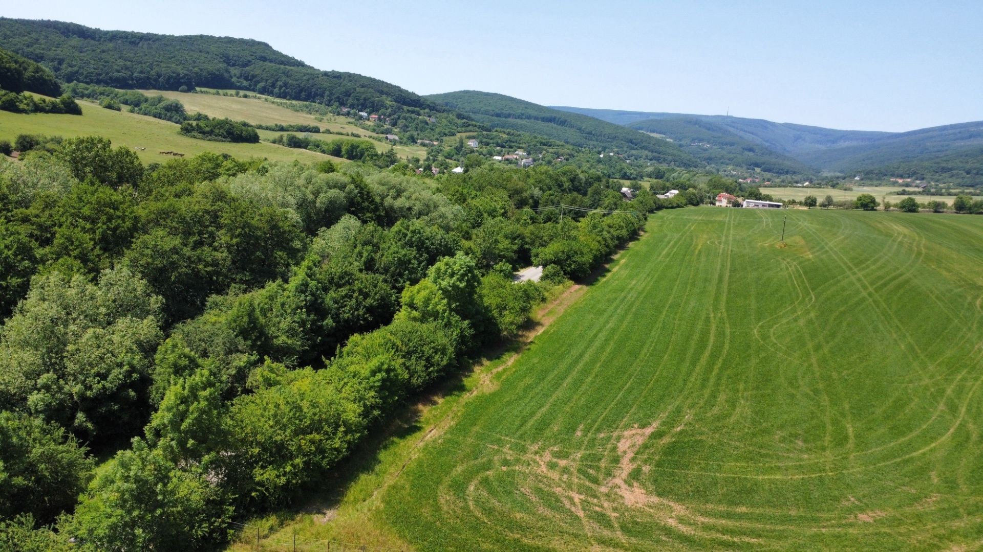 Na predaj pekný pozemok  3.700 m2, Bzince pod Javorinou